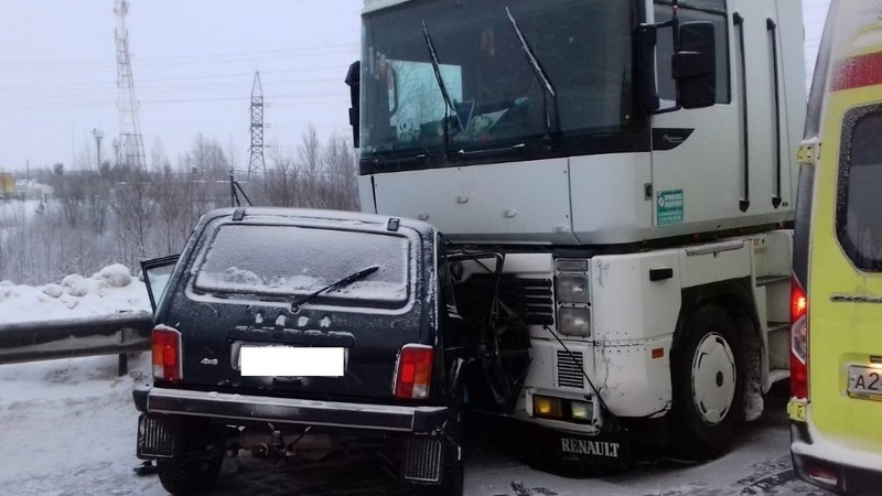 В Югре при столкновении с грузовиком погиб водитель «Лады» 