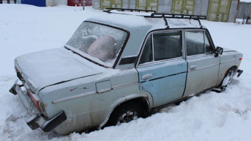 В Югре похититель на угнанном автомобиле застрял в снегу