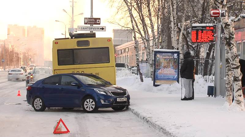 В Сургуте легковушка въехала в автобус, стоящий на остановке