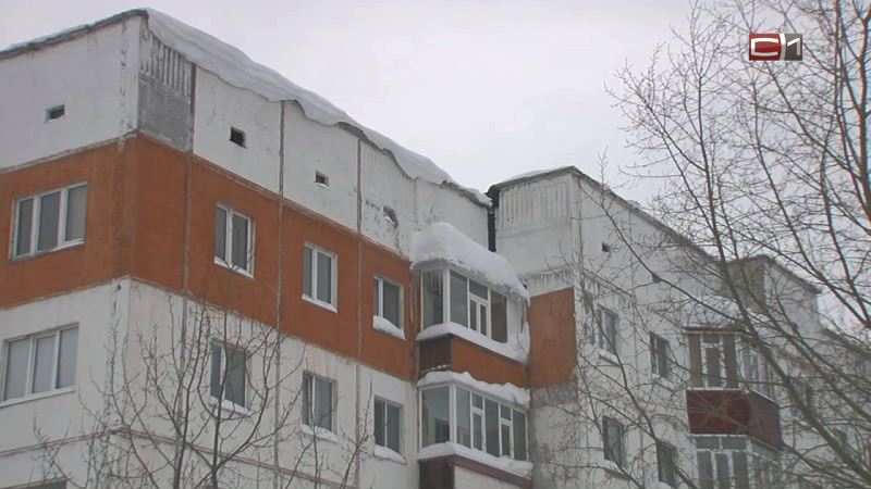 В Нефтеюганске на прохожую упал снег с крыши. Женщина в больнице