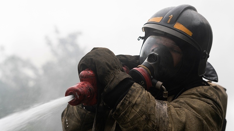В Югре спасатели эвакуировали 5 человек из пожара в жилом доме 