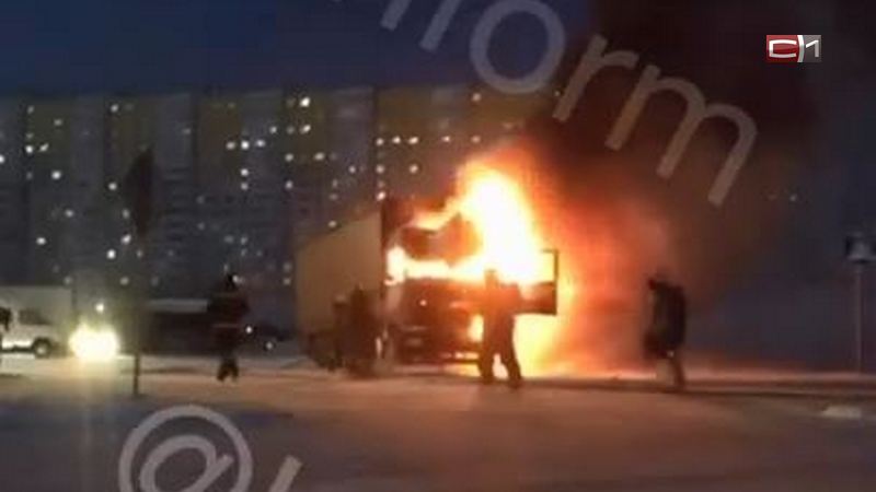 В Сургуте возле торгового центра «Аура» сгорел МАЗ с прицепом