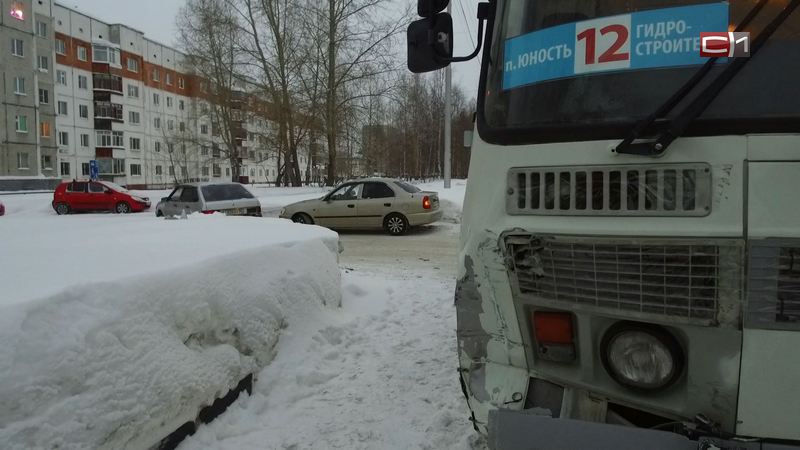 В Сургуте на перекрестке столкнулись ВАЗ и пассажирский автобус