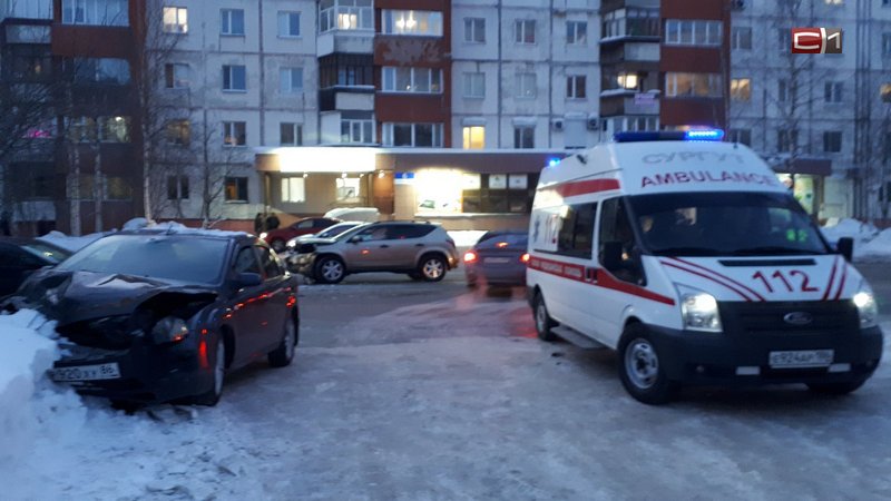 В Сургуте водители двух иномарок получили травмы в результате аварии