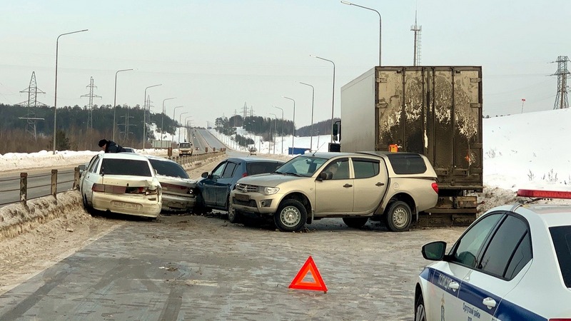 5 машин столкнулись вблизи Сургута, спровоцировав огромную пробку
