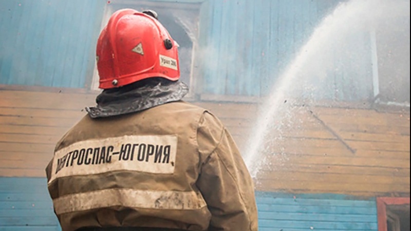 Спасли от смерти. Югорские пожарные вынесли спящего мужчину из огня