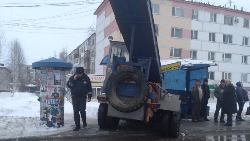 Снегоуборочная техника въехала в автобусную остановку в Нефтеюганске