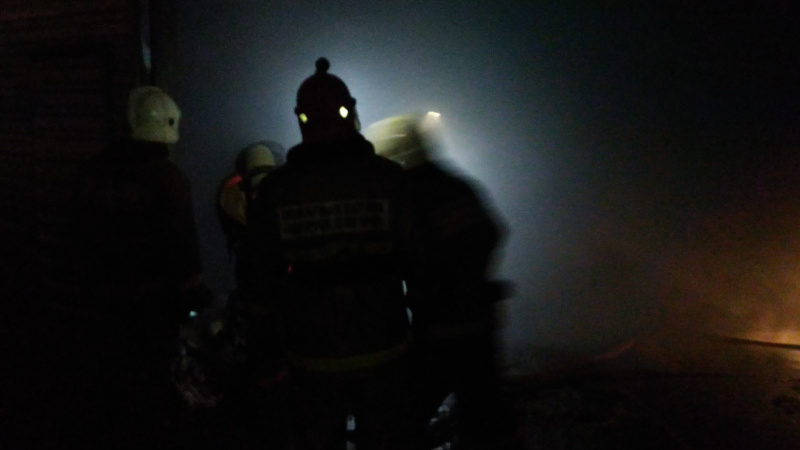 26 человек тушили пожар в жилом доме в Сургуте