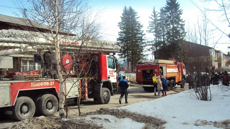 В Сургутском районе пожарные спасли человека из горящей квартиры