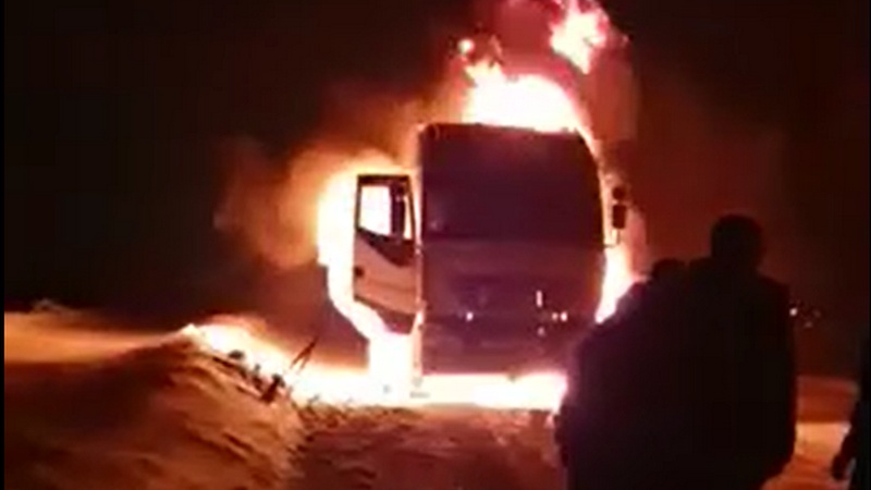 На трассе Нефтеюганск-Сургут загорелась фура, водитель сбежал. ВИДЕО