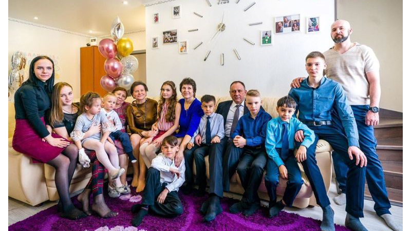 Опора для каждого. Губернатор Югры посетила многодетную семью в Ханты-Мансийске