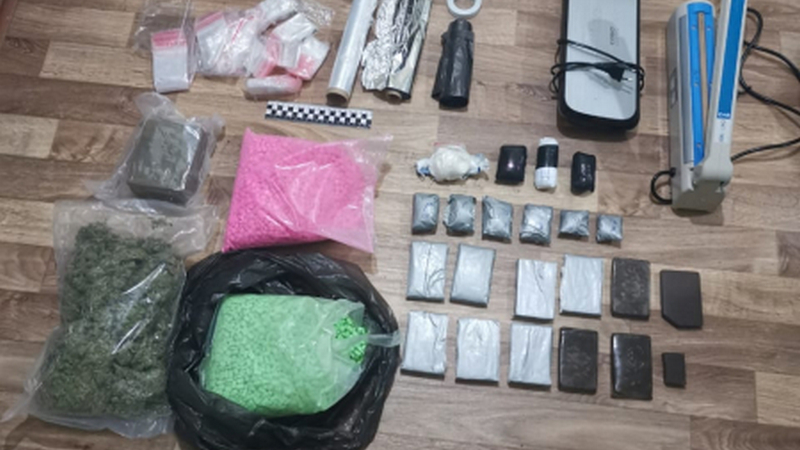 На любой «вкус и цвет». 6,6 кг наркотиков нашли в квартире в Сургутском районе