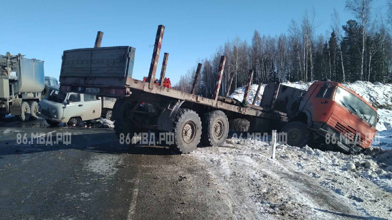 В Нефтеюганском районе в аварии погиб водитель автомобиля УАЗ