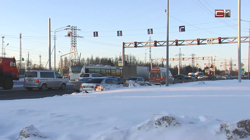 Автолюбители жалуются на работу светофора на одном из перекрестков Сургута