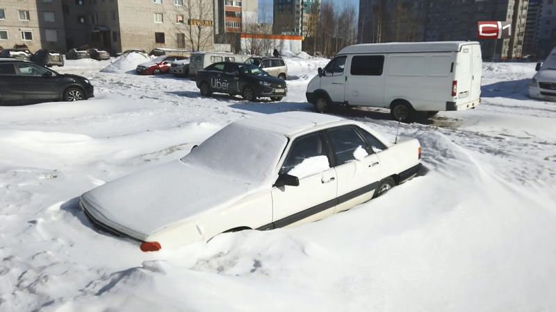 Глава Сургута проверил, как УК справляются с уборкой снега во дворах