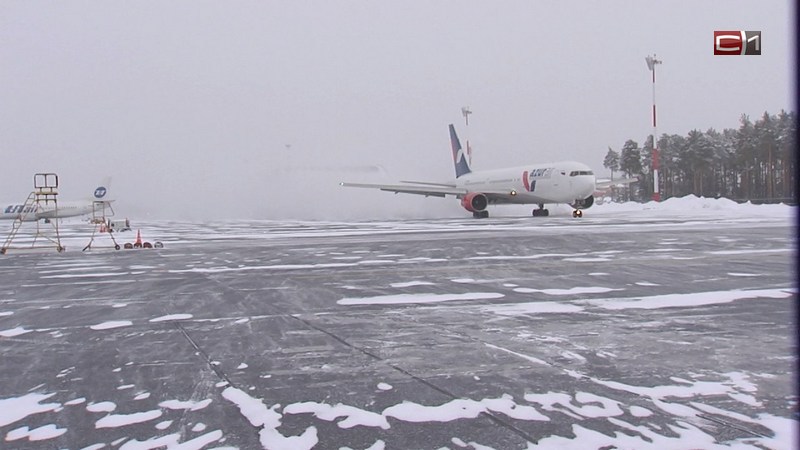 Из-за поломки шасси самолет вынужденно сел в Ханты-Мансийске