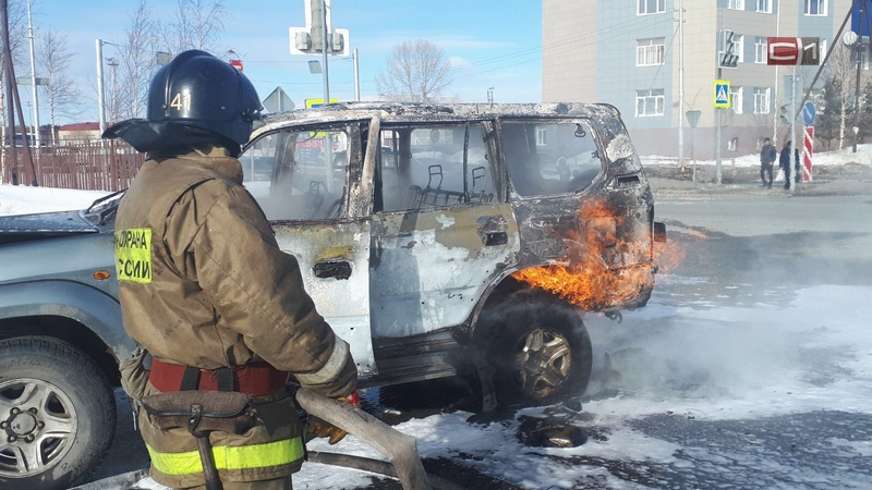 На перекрестке в Сургуте загорелся автомобиль. ФОТО