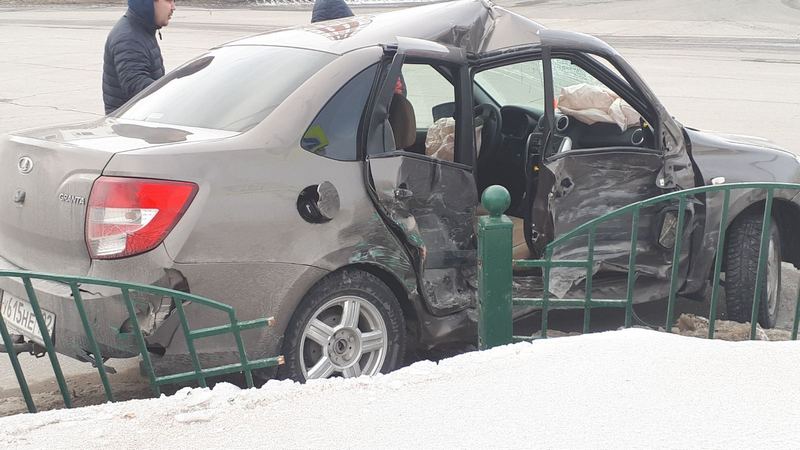 Один человек пострадал в аварии с двумя автомобилями в Сургуте