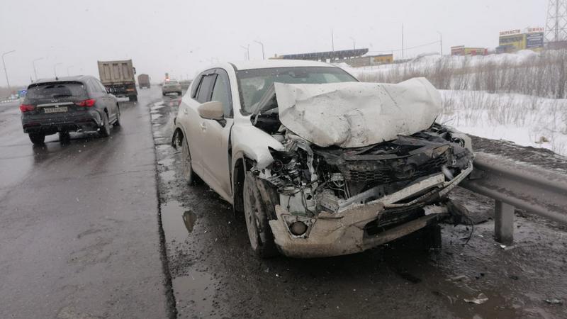 На трассе Нефтеюганск — Сургут в тройном ДТП пострадали 3 человека. ФОТО