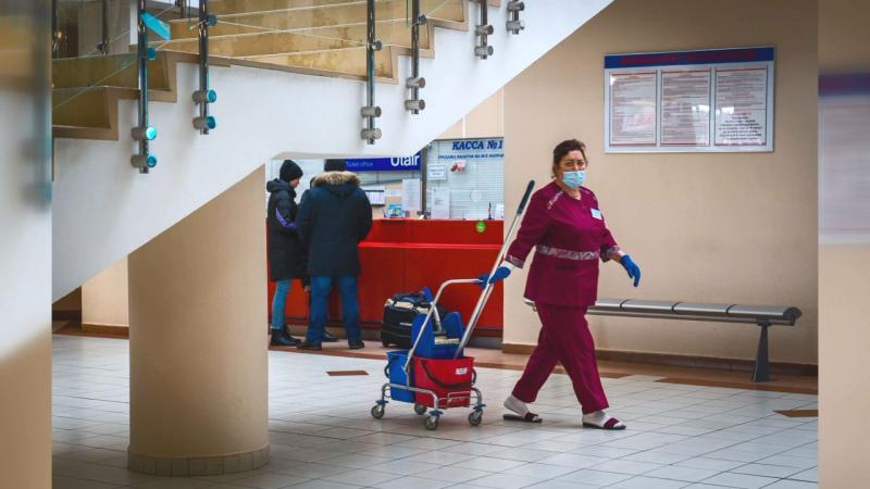 Как соблюдаются меры дезинфекции в аэропорту Ханты-Мансийска проверила Наталья Комарова