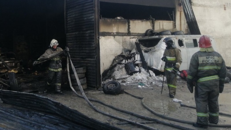 В Нижневартовске предотвратили взрыв газовых баллонов в горящем гараже