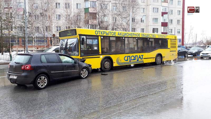 Иномарка врезалась в пассажирский автобус в Сургуте