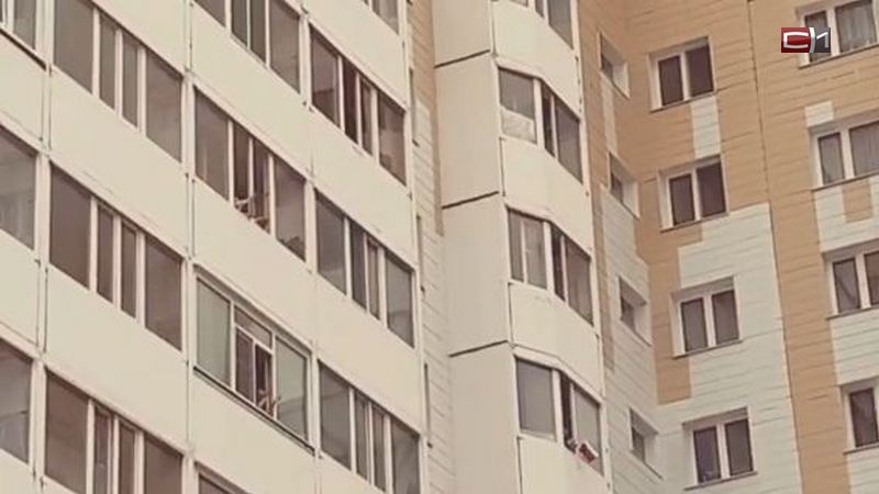 Спасибо! Жители многоэтажки в Сургуте поддержали врачей аплодисментами