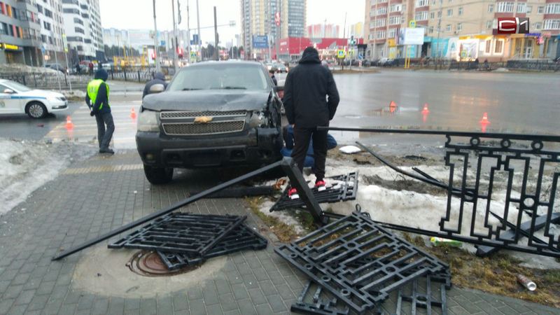 Выбросило на дорогу. В Сургуте произошла серьезная авария с пострадавшими. ФОТО