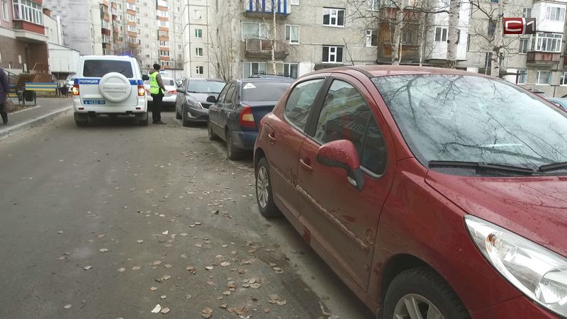 Во дворе жилого дома в Сургуте нетрезвый водитель протаранил 2 машины