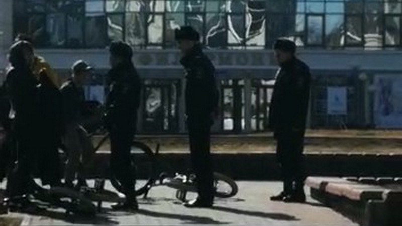 Вместо уроков. В Сургуте на улице поймали толпу молодых велосипедистов. ВИДЕО
