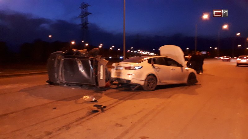 В Сургуте по дороге в аэропорт водитель получил травмы в ДТП. ФОТО