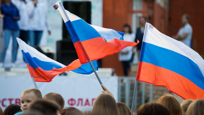 Как символ единения. Сургутяне могут украсить свои дома флагами России