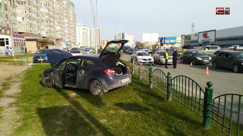 На проспекте Мира в Сургуте девушка-водитель снесла забор у дороги. ФОТО