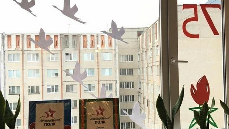 «Окна Победы» в домах Сургута: горожане украшают целые подъезды. ФОТО