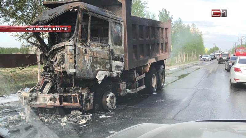 В Сургуте после столкновения с двумя машинами загорелся грузовик