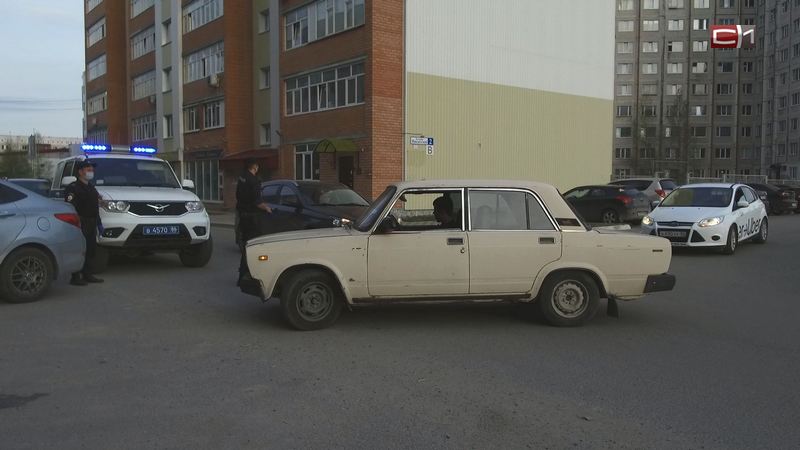 Неадекватного автолюбителя задержали очевидцы на дороге в Сургуте