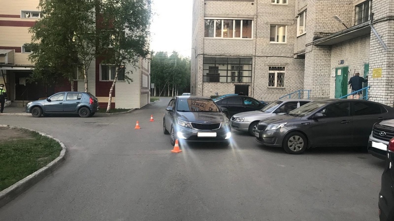 В Сургуте во дворе дома иномарка сбила 8-летнего ребенка