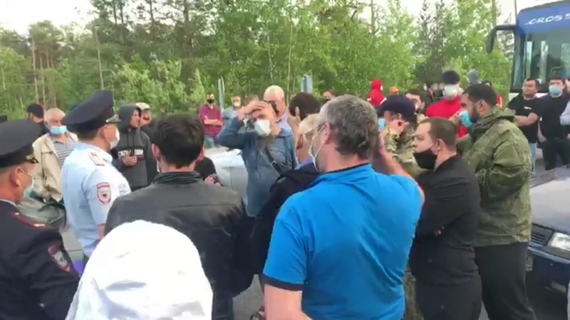 Жители Федоровки взбунтовались против КПП. ВИДЕО