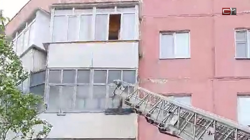 В Сургуте в одной из квартир на проспекте Ленина загорелся балкон. ВИДЕО
