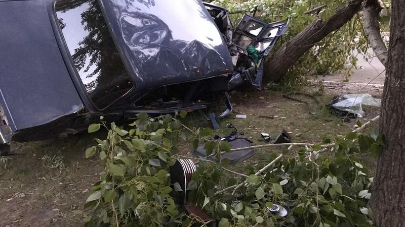 В Сургуте машина врезалась в дерево, пострадал водитель и 2 пассажира