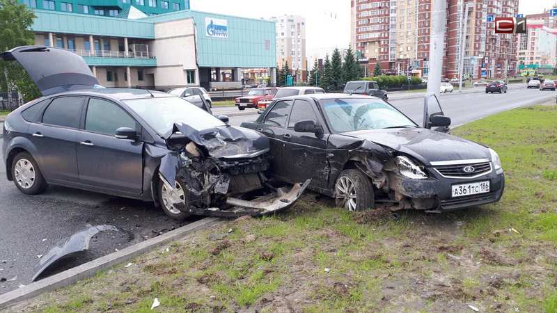 Пьяный водитель устроил аварию напротив здания Газпрома в Сургуте. ВИДЕО