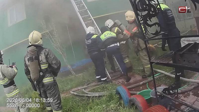 В Югре полицейские помогли пожарным спасти людей из огня