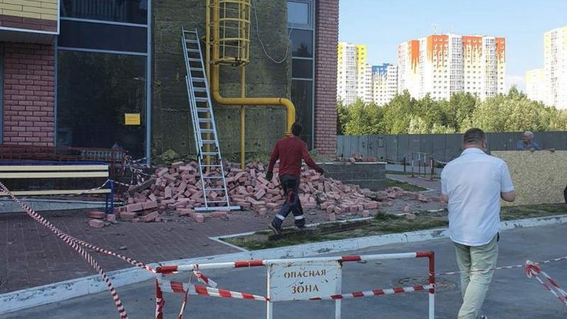 Названа причина «обрушения» кирпичного фасада многоэтажки в Сургуте. ФОТО, ВИДЕО