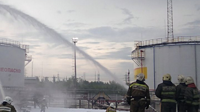 В пожаре на нефтяном резервуаре в Нижневартовске пострадали 2 человека. ФОТО