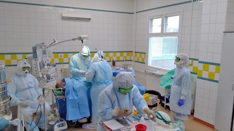 В Нижневартовске успешно провели первую операцию пациенту с коронавирусом