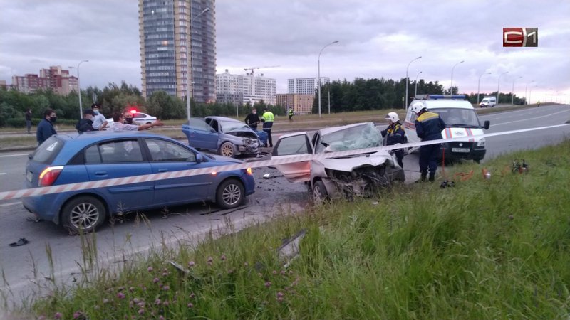 На выезде из Сургута столкнулись три машины, один человек погиб. ВИДЕО