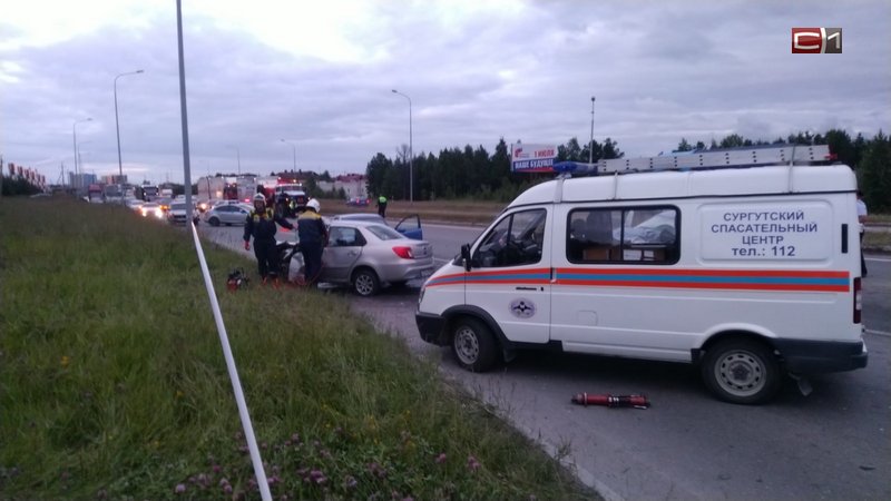 Жертв серьезной аварии с тремя автомобилями в Сургуте стало больше