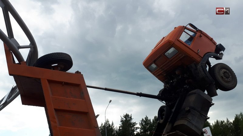 Случайно поднял кузов: вблизи Сургута водитель самосвала снес металлоконструкцию . ФОТО