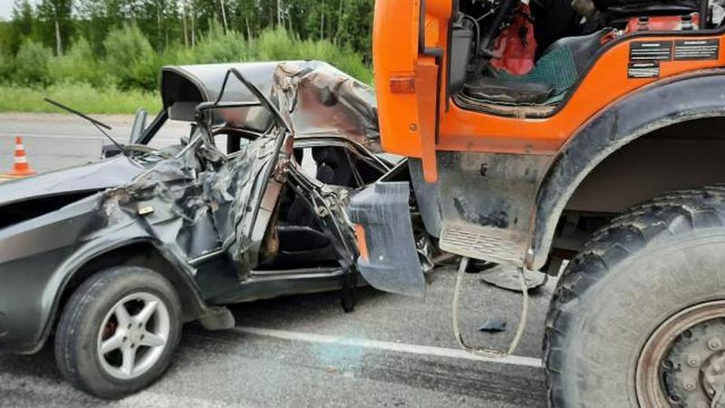 В Югре после столкновения с КамАЗом погиб водитель «Волги»