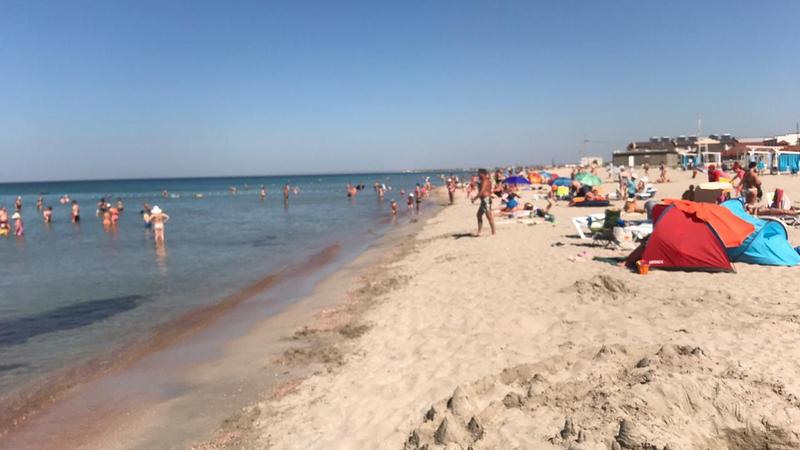 Вместо заграницы. Насколько заполнены крымские пляжи нынешним летом. ВИДЕО